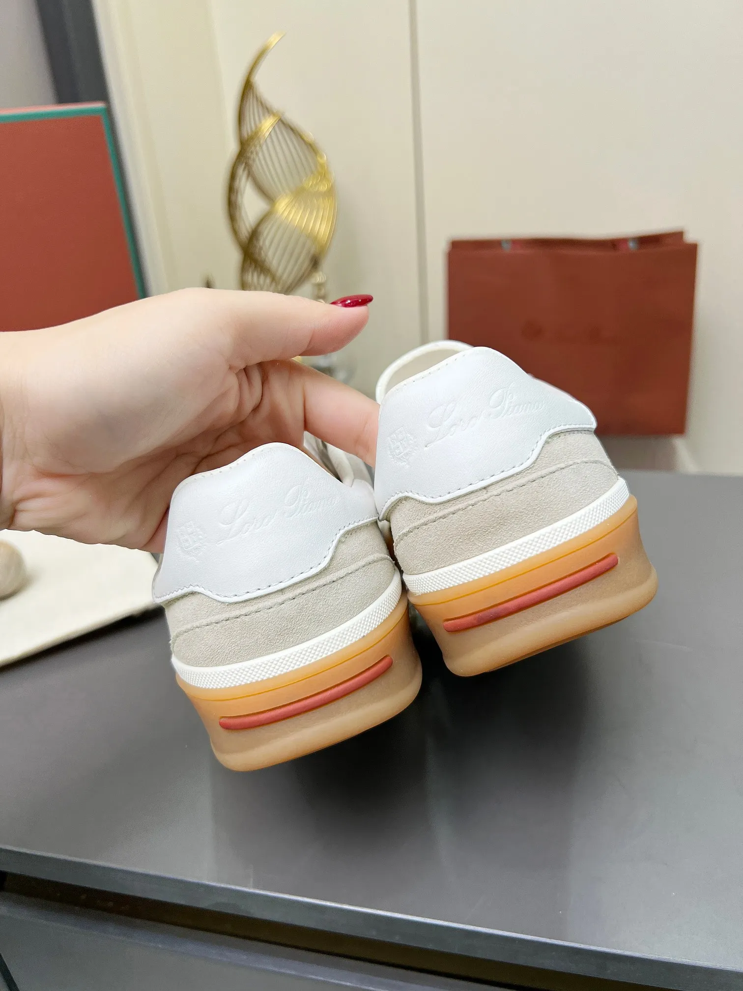 Factory price: 580💰Purchase level, high version🦅⛳️ Italy [Loro men's shoes💰iana] Tennis walk series L men's shoes💰Couple moral training shoes casual sports shoes sneakers🎁🎁 Original purchase development and production This new suede tennis shoe adopts an ultra-low design, suitable for wearing all year round👫👫 The wrapped sole creates an effortlessly attractive color combination that harmoniously blends functionality with understated style, making it the ideal shoe for urban wear. Soft calfskin tongue with Kummel color insert at the heel, embossed L Men's shoes 💰 Logo Cotton lace upper, cowhide suede sole Rubber-lined calfskin ✦ Upper: imported first-layer cowhide ➕ Customized original cowhide ✦ Lining: cowhide lining ➕ Cow leather insole ✦ Sole: Original open-molded T men's shoe 💰R ultra-lightweight outsole ✦Packaging: Original full set of packaging ✦Female size: 35--40, ✦Male size: 39--44, customized 45